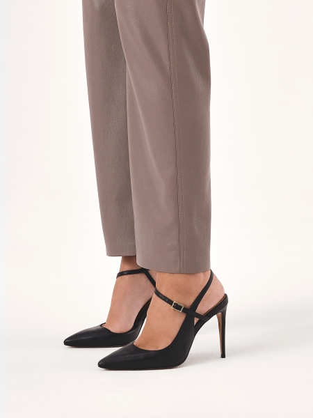 Елегантні чорні туфлі-човники з вирізом у верхній частині NEW LUCIANA